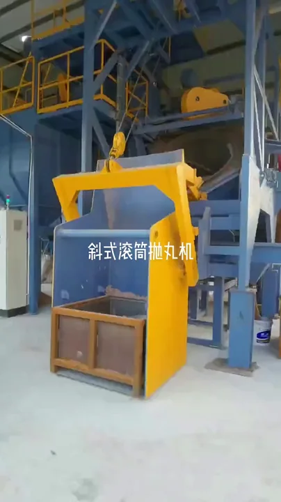 Máquina de granallado de tambor basculante trabajando en piezas fundidas pequeñas.